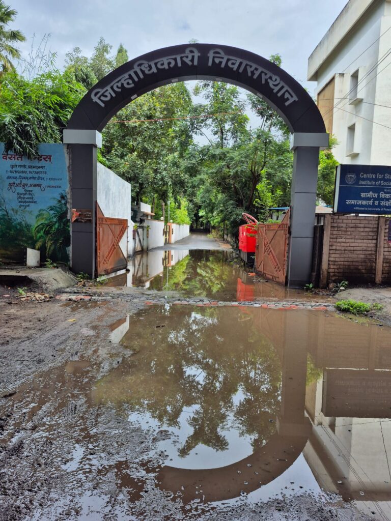 जिल्हाधिकारी निवास प्रवेशद्वार चिखलमय; महापालिका प्रशासकाच्या दुर्लक्षामुळे साथीच्या रोगांचा धोका
