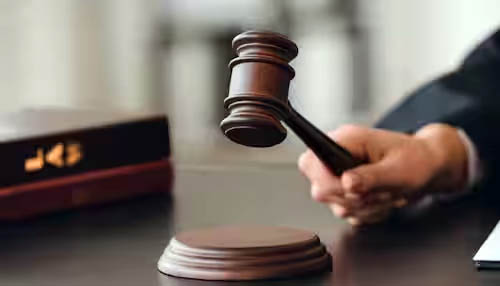 विनयभंगाच्या खटल्यातून आरोपीची निर्दोष मुक्तता साक्षीदारांच्या जबाबात विसंगती व पुराव्याअभावी निर्दोष
