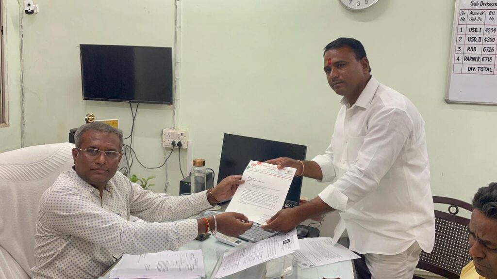 विजेच्या लपंडावामुळे केडगावमध्ये पाणीटंचाईचा गंभीर प्रश्न;मनोज कोतकर यांचे महावितरणला निवेदन