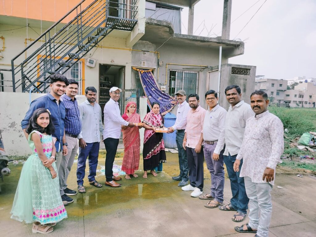 पद्मशाली युवाशक्ती तर्फे वंचित, वृद्ध आणि दिव्यांगांना दिवाळी फराळ वाटप