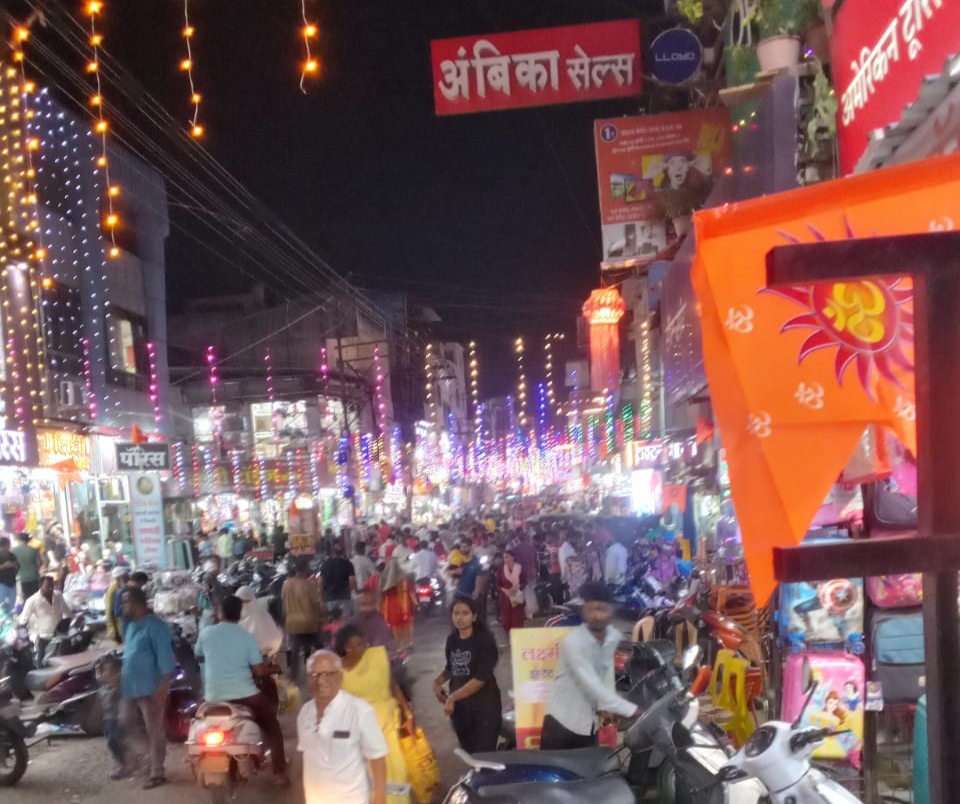 शहरात दिवाळी खरेदीसाठी बाजारपेठा गर्दीने फुलल्या; वाहतूक कोंडीत नागरिक त्रस्त