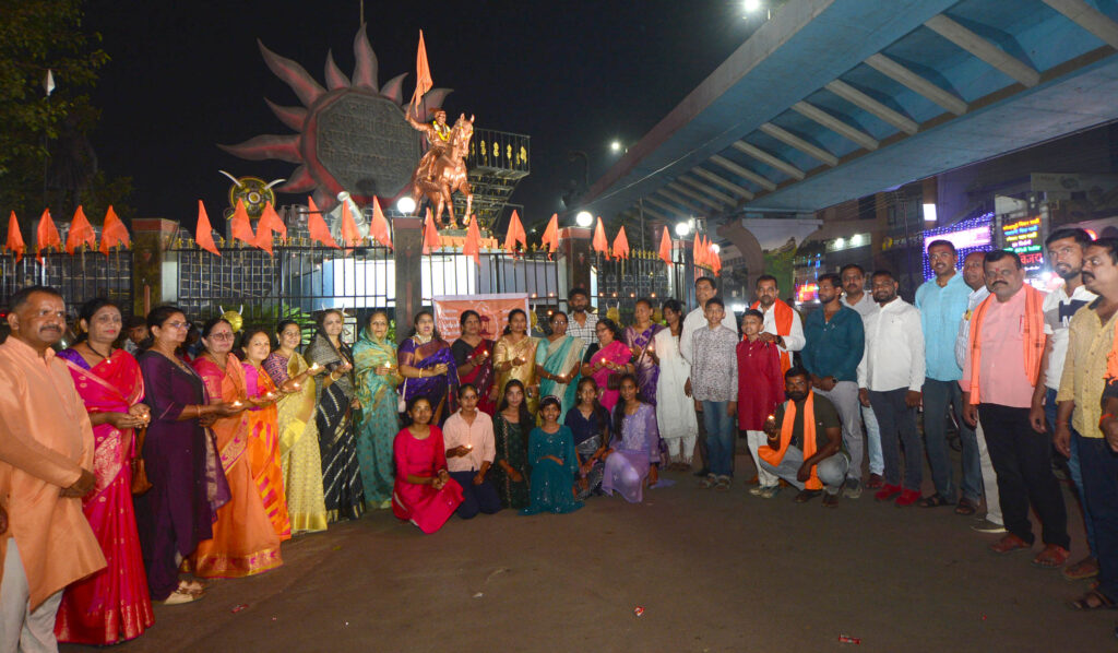 शिवाजी महाराजांच्या चरणी दिवाळीचा पहिला दिवा