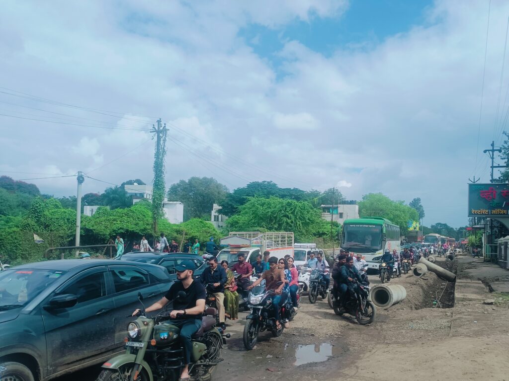 शहरात वाहतूक कोंडी झाली नित्याची,उपाययोजनेची नागरिकांची मागणी.