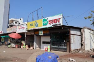 महापालिकेच्या रस्त्यावर उभारलेला बेकायदेशीर पत्रा शेड आणि त्यामुळे अरुंद झालेला नागापूर गावठाण परिसरातील रस्ता