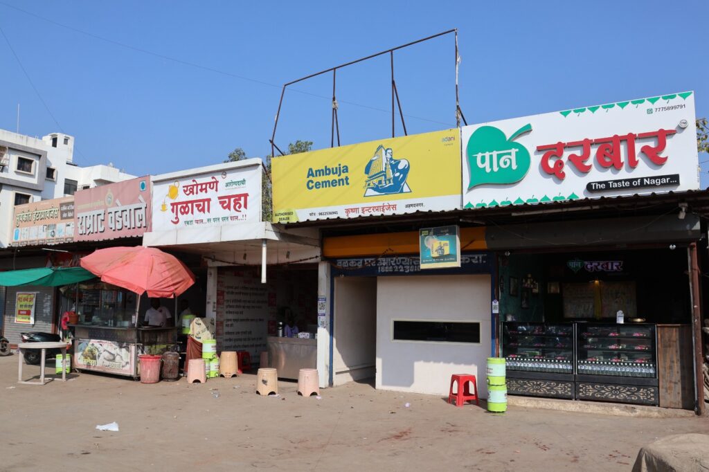 नागापूरमध्ये महापालिकेच्या रस्त्यावर बेकायदेशीर पत्रा शेड; वाहतुकीस अडथळा, नागरिक संतप्त.