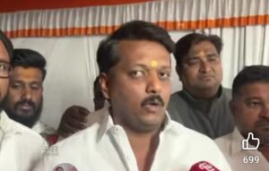 पक्ष सोडण्याचा निर्णय जाहीर करताना युवा सेनेचे राज्य सहसचिव विक्रम राठोड