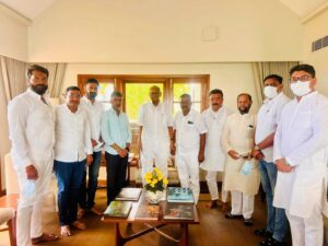 गोविंद मोकाटे यांनी कार्यकर्त्यांसह राष्ट्रवादी काँग्रेस पक्षाचे अध्यक्ष शरद पवार यांची भेट घेतली, सोबत खासदार निलेश लंके.